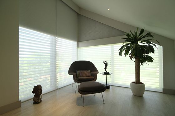 A ondinha de controle remoto das cortinas do La de Shangri dobra-se para a sala de visitas