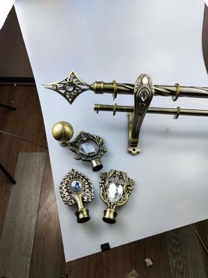 Da cortina dobro telescópica do trilho do metal tira ajustável 25Mm de Polo 28Mm com suportes