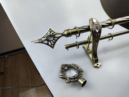 Da cortina dobro telescópica do trilho do metal tira ajustável 25Mm de Polo 28Mm com suportes