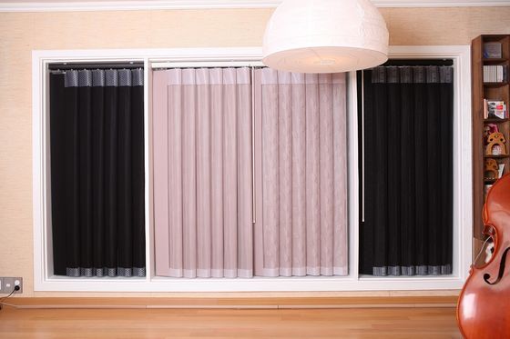 Cortinas verticais modernas elétricas da tela, cortinas de janela cor-de-rosa para a casa luxuosa
