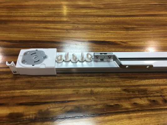 Trilhas elétricas polonesas da cortina do metal, trilhos de cortina ajustáveis para a decoração