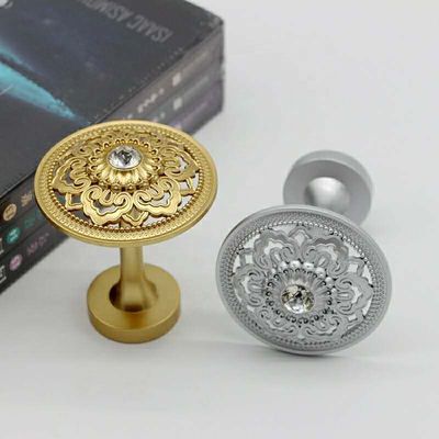 A parede de cortina decorativa da cor dourada engancha o estilo luxuoso simples com corda