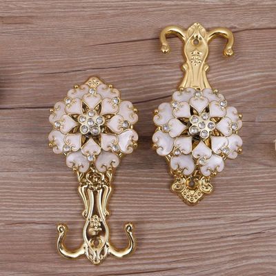 A parede de cortina decorativa da cor dourada engancha o estilo luxuoso simples com corda
