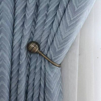 A parede de cortina decorativa da cor dourada engancha o estilo luxuoso simples com corda