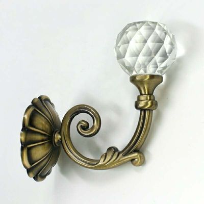 A parede de cortina decorativa da cor dourada engancha o estilo luxuoso simples com corda