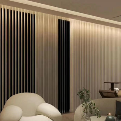 O vertical elétrico da noite moderna do dia cega para o quarto do hotel