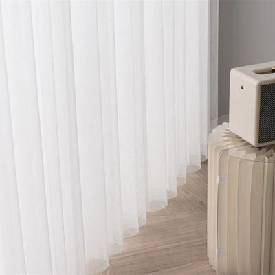 O vertical elétrico da noite moderna do dia cega para o quarto do hotel