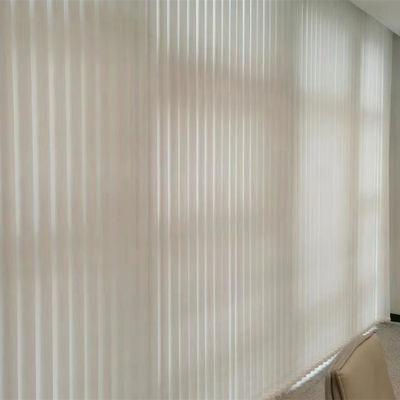 As cortinas verticais flexíveis ajustáveis das cortinas iluminam transmitir para hotéis