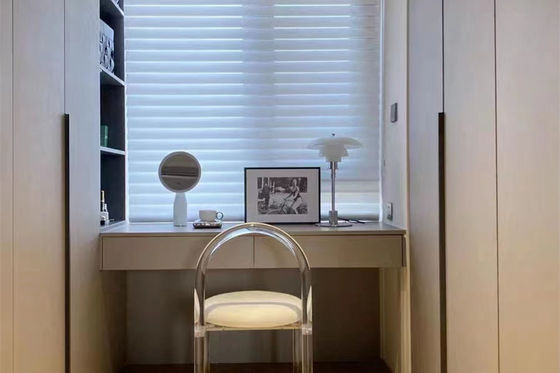 O motor de Tuya cega a dobradura de controle remoto da ondinha do La de Shangri para a sala de visitas