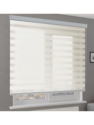 O banheiro semi cego do quarto do estudo do escritório das cortinas do rolo rola acima as cortinas interiores