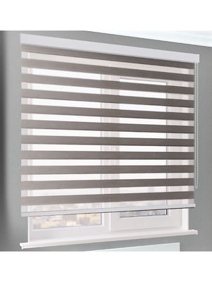 O banheiro semi cego do quarto do estudo do escritório das cortinas do rolo rola acima as cortinas interiores
