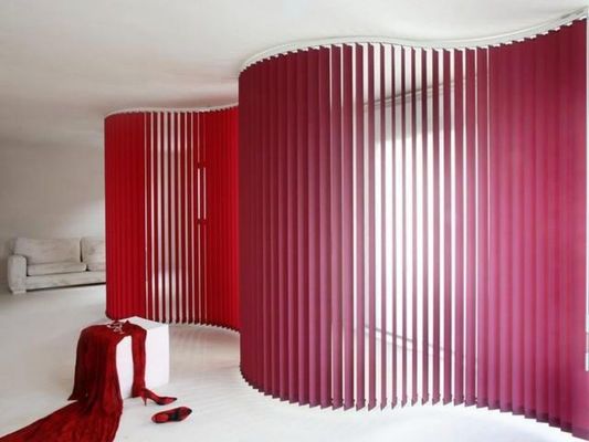 Escurecimento elétrico da cortina vertical vermelha apropriado para a sala de visitas, quarto, escritório, separação do balcão