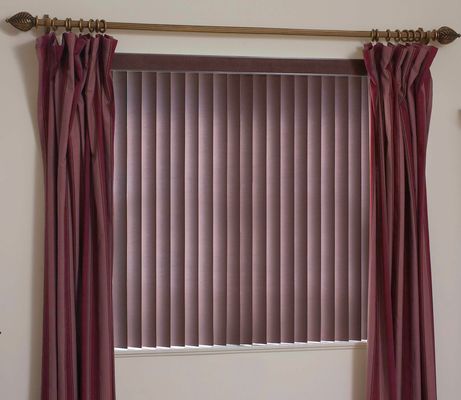 Escurecimento elétrico da cortina vertical vermelha apropriado para a sala de visitas, quarto, escritório, separação do balcão