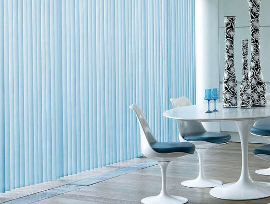 Proteção solar de proteção elétrica da sala de visitas inteligente branca das cortinas de janela que escurece o cenário transparente